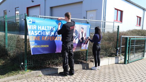 Fassadenbanner Bundeskampagne Stille GmbH Schmalkalden Azubis befestigen Fassadenbanner Ausbildungskampagne Stille GmbH Schmalkalden